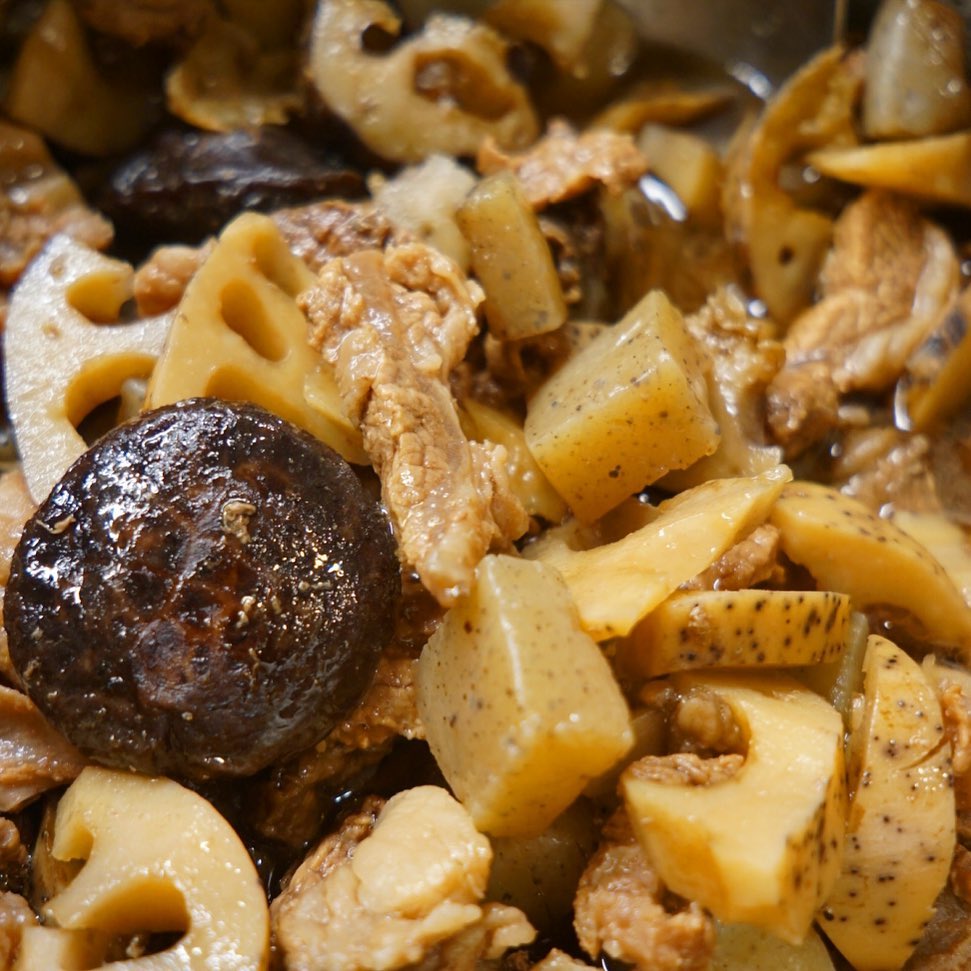 先週からお出ししている小さな新メニュー「牛すじとこんにゃく・れんこんの炒り煮」です。お惣菜のコーナーにありますが、大きいサイズで注文される方続出！密かな人気メニューとなりつつあります。じっくり煮込んで柔らかくなった牛すじの旨味と、茂木商店さんの美味しいこんにゃく、しみしみの美味しさをぜひ味わってくださいね（麻）