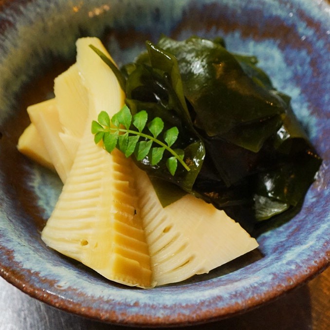 先週末の解禁！「たけのこと塩こんぶのチャーハン」に続いて昨日登場はたけのこ穂先のやわらか〜いところと三陸産のわかめをやさしいお味のお出汁で合わせた「若竹煮」！山と海、春のおいしいところをいっしょにいただきましょう！（お）