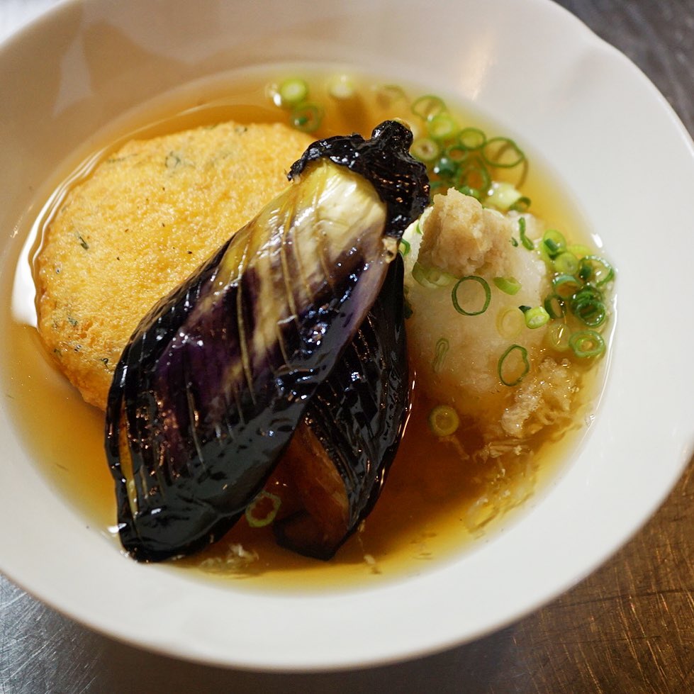 以前は人気の定番メニューでしたね！は「がんも」！今夜はさっくり揚げ茄子といっしょに揚げ出しでお出ししてますよー！やさしいお出汁ならこちらもぜひっ！（お）