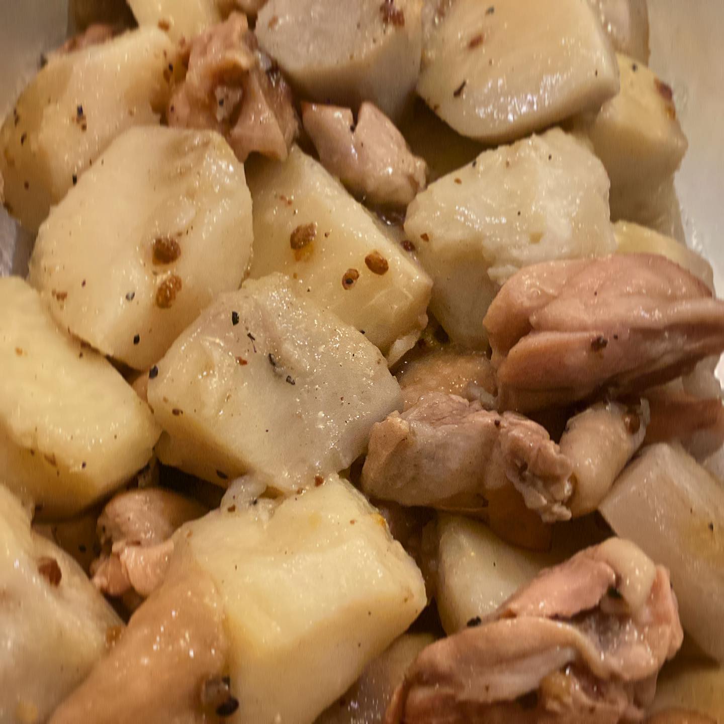 里芋は、甘辛く煮るばっかりじゃないんですよ！　ということで見た目地味だけど味は滋味深い、里芋と鶏肉の花山椒煮、できてますよー。酒と塩の力でこんなに美味しくなるなんて…荒く潰した花山椒がピリリと小技を効かせてます、中華風シンプル煮物、ワタシはこれで一杯やりたいなぁ（麻）