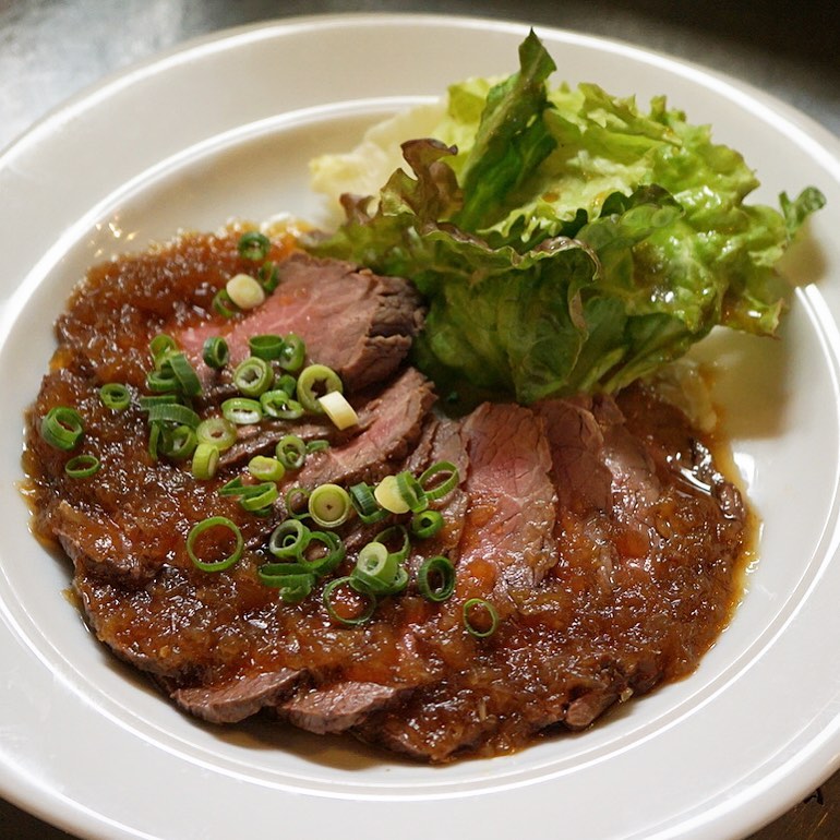 あぁ！和風ローストビーフ！昼はごはんにのっけてすてきなお惣菜が3品付いた御膳で、夜は単品でとお出ししておりますが、いや、なにげに夜のお持ち帰りなら御膳でも単品でもご注文オッケーなのよ〜と（笑）お好きな方でどうぞ〜！（お）