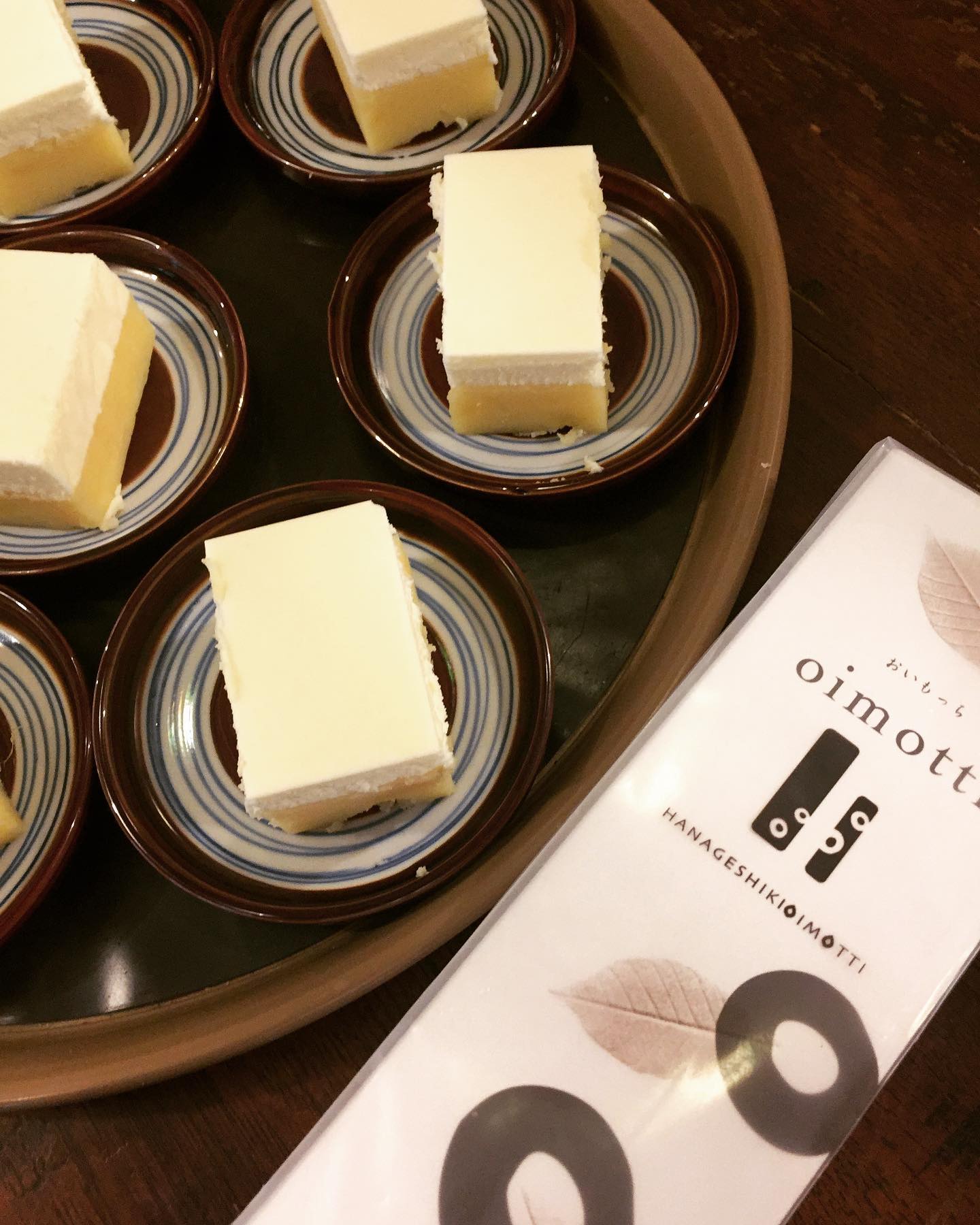 #リトスタおやつ通信
okayanと店長が結婚式帰省で、北九州銘菓のおいもっちを買ってきてくれました。大学生スタッフ・はるかちゃんが北九州出身で教えてくれたお菓子だそうですが、初めて知りました。距離をとりつつみんなで楽しむこの時間がありがたいです。ごちそうさまでした。（うめ）