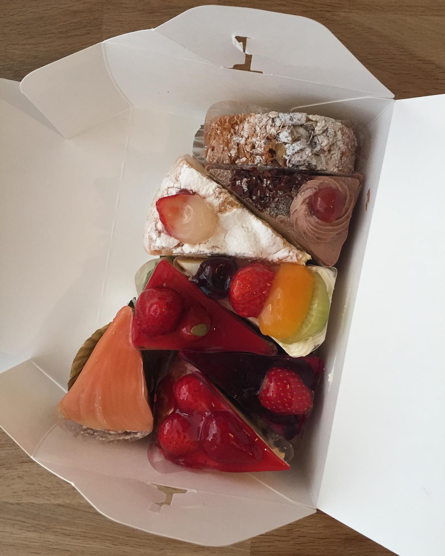 # #リトスタおやつ通信
ひと足早いホワイトデーにおかやん、なべさんから素敵なケーキにチョコレート！美味しい可愛いがギュッと詰まってて、選ぶ楽しみまで。大盛況の週末ランチの後にこころまで満たされました。ごちそうになりました！（ぬ）