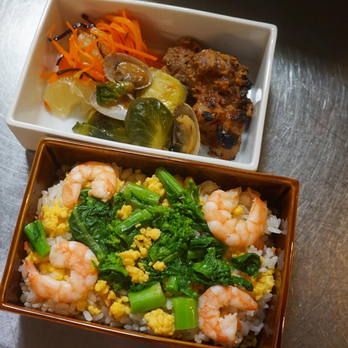 先週はひなまつりちょこもり、ありがとうございました♪ おかげさまで、なかなかのお持ち帰りラッシュとなりまして、嬉しい限りでございました！　でも来年は店内でももっと楽しんでいただけるような状況になっていたら嬉しいなと思います。
そうは言ってお持ち帰りのセットに詰められている姿も可愛らしく美味しそうで、我ながら満足の出来栄えでした。今年逃したお客さま方には、ぜひぜひ来年お試しいただきたいと思いまーす！（麻）