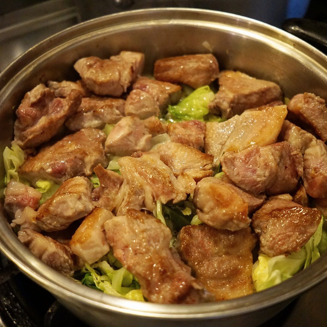 ざっくり大鍋には、いや、この季節いくらでもたべられそうよね？とやわらかーい春キャベツは山盛り大盛りにじゅうっとグリルした塩豚の旨味！今夜は赤ワインビネガーで「塩豚と春キャベツのビネーグル」！久しぶりの登場ですよ〜！（お）