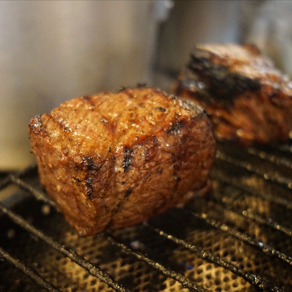あぁ、なんですてきなお肉のカタマリ！と牛肩ロース！しっかり炙り焼きしたら、今夜はスライスして自家製の柚子たれに漬け込んでさっぱり柑橘！「牛たたきの柚香漬け」！お見逃しなく〜！（お）
