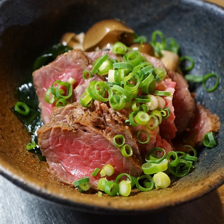 ってな訳で牛肩ロースはカタマリ肉を炙り焼きにしたら、さっくりスライスしたら、三陸産のわかめとしめじを添えて自家製柚子たれて柚香漬け！いやーん！お肉〜！（笑）（お）
