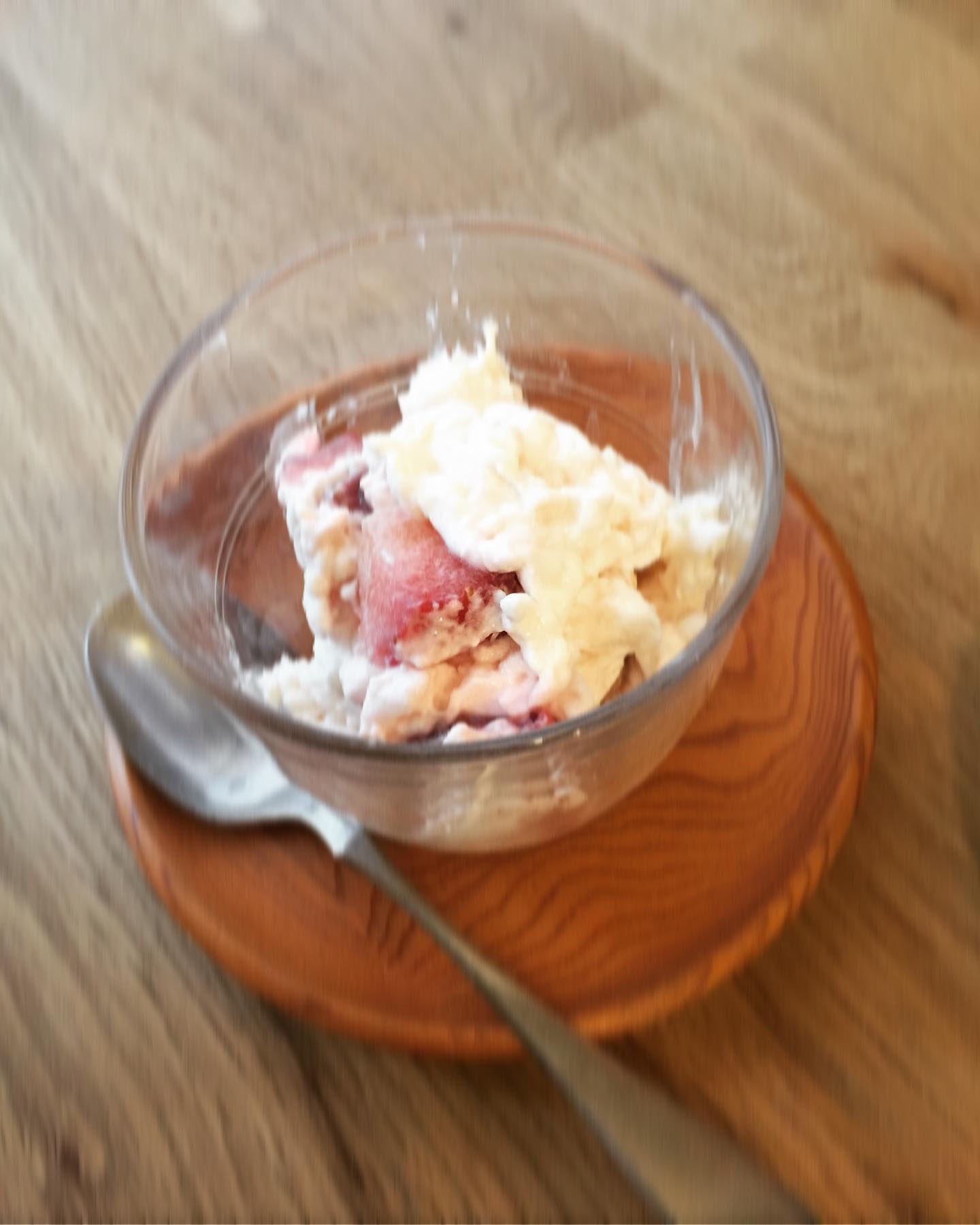 #リトスタおやつ通信
「いちごのレアチーズ」
店長はこの休みお菓子作りに邁進していたそうで、まかないのあとみんなに振舞ってくれました。それぞれ感想を言いながら楽しませてもらいました。私はホッとする味だなぁって思いました。（うめ）