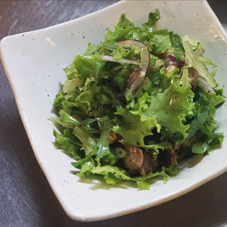 砂肝大好き！と言うわけで、ハーブとニンニクと一緒にオイル煮にした「砂肝のコンフィと香味野菜のサラダ」お出ししております。この食感が良いですよね！にんにくレモンドレッシングと合わせたらなんでも美味しくなっちゃうのです。（麻）