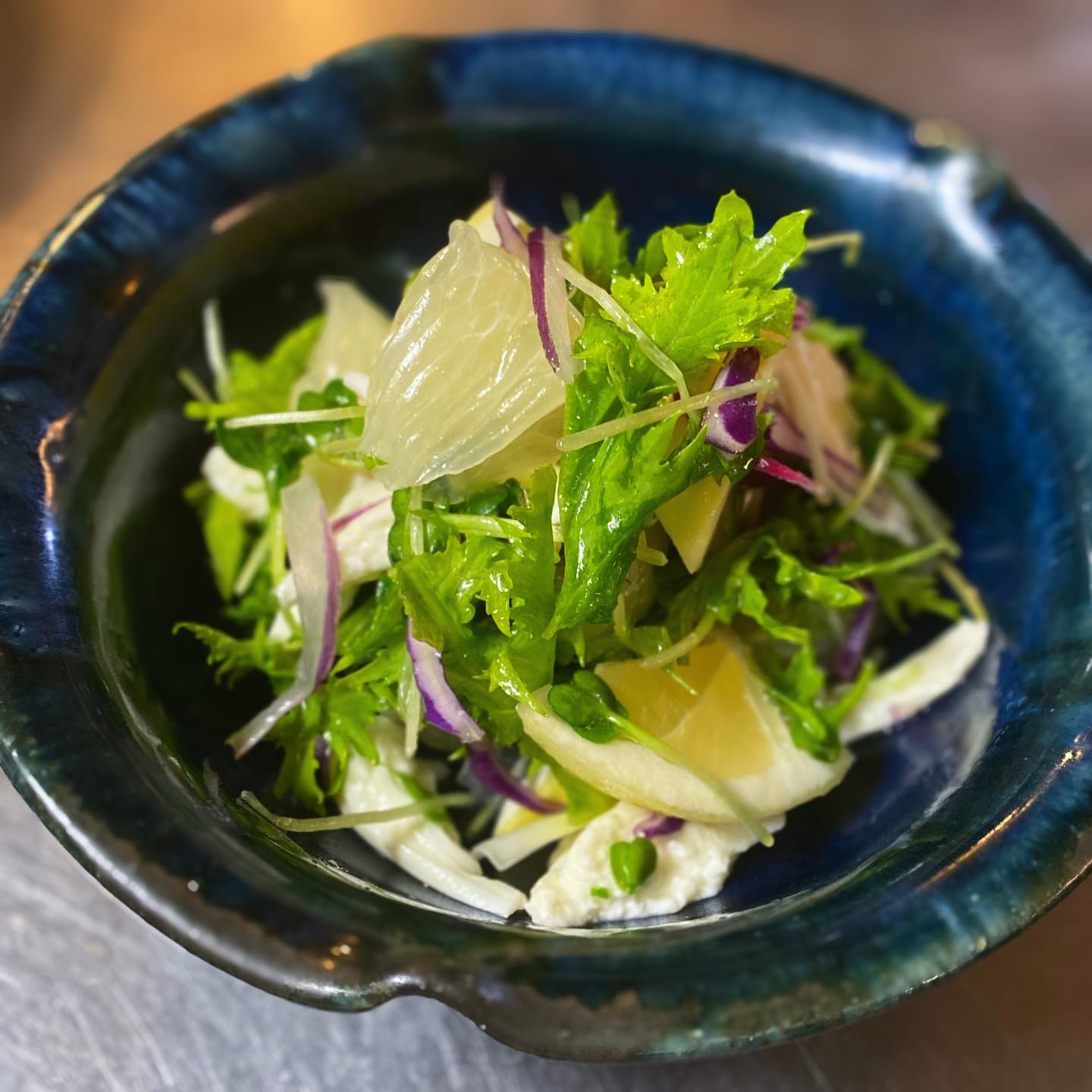 高知の森田農園さんから、文旦と小夏が届きましたー！この素敵な柑橘がどちらも揃う時期は今だけかも！　ということで「小夏と文旦、モッツァレラチーズのマリネ」お出ししております〜。柚子の爽やかなドレッシングでマリネしております。日本酒にもワインにもあいますよー（麻）