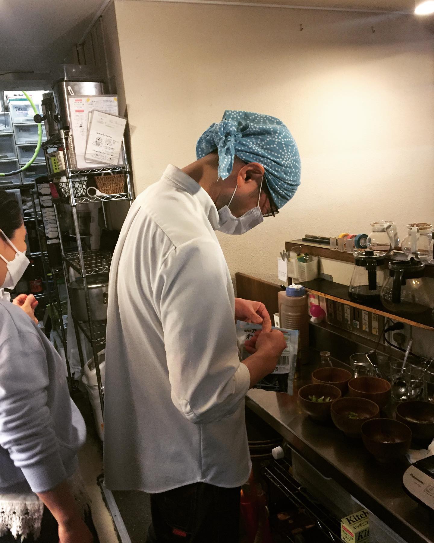 okayanクッキング！
まかないのお味噌汁がないということで、okayanがお汁をサクサクっと作ってくれました。
こんぶ茶に青菜の根っこ、ワカメにごま油、お醤油をひと回しでお湯を注いでゴマをパラリ。これがなんともホッとする美味しさで。サクサクっと作ってくれること自体が嬉しいですよね。みんながokayan美味しいです！と口々に言うまかない時間でした。（うめ）