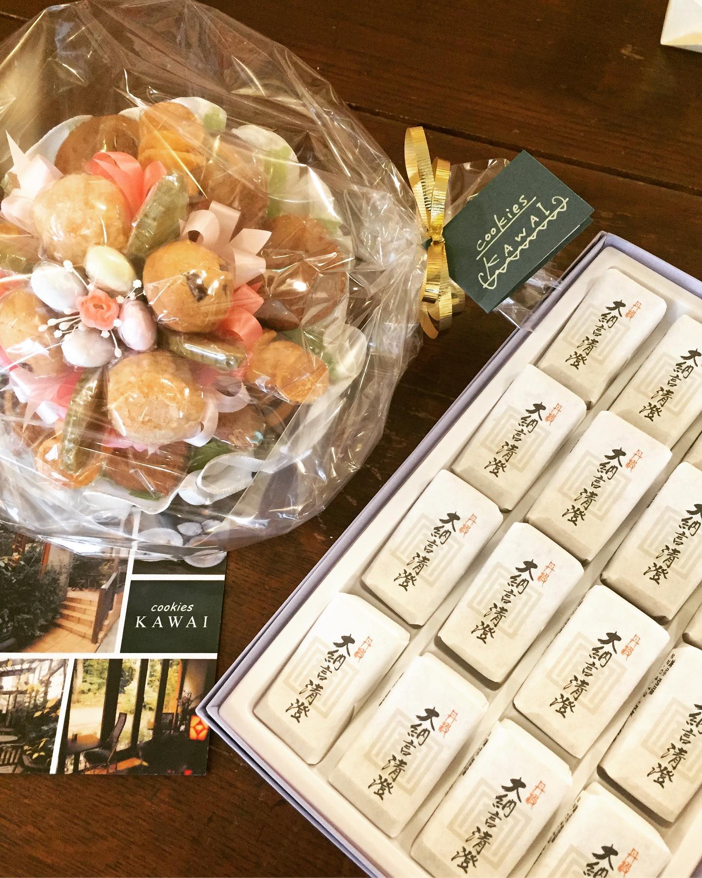 モリコ、ミウちゃんが最後にお菓子を差し入れてくれました。
この対極なお菓子にキャラの濃さを感じますね。笑わせてもらいました。
左がいつも元気いっぱいなモリコ、右が可愛らしさと渋好みが同居するミウちゃんの差し入れです。
改めて新しい門出、おめでとうございます。はばたいてね。（うめ）