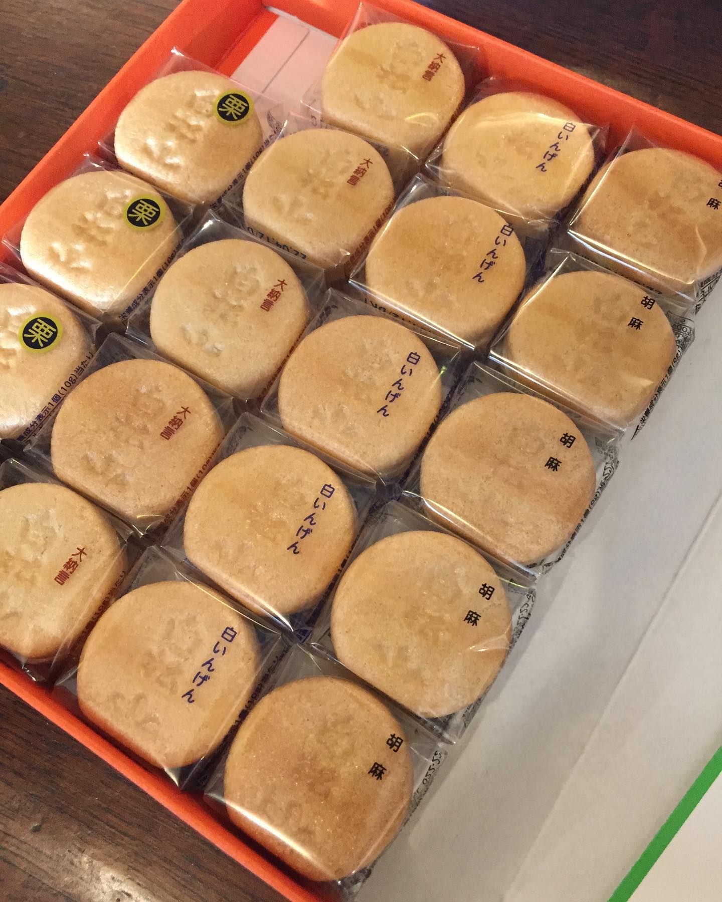 #リトスタおやつ通信
お客様からいただいた宮城銘菓と、いのっちのお嬢さん（まいちゃん）からの差し入れが今日のまかないおやつでした。
それにしても毎度毎度、みんなお菓子選びに真剣です。沼田さんに至っては野菜を絞りながら選んでます。（うめ）