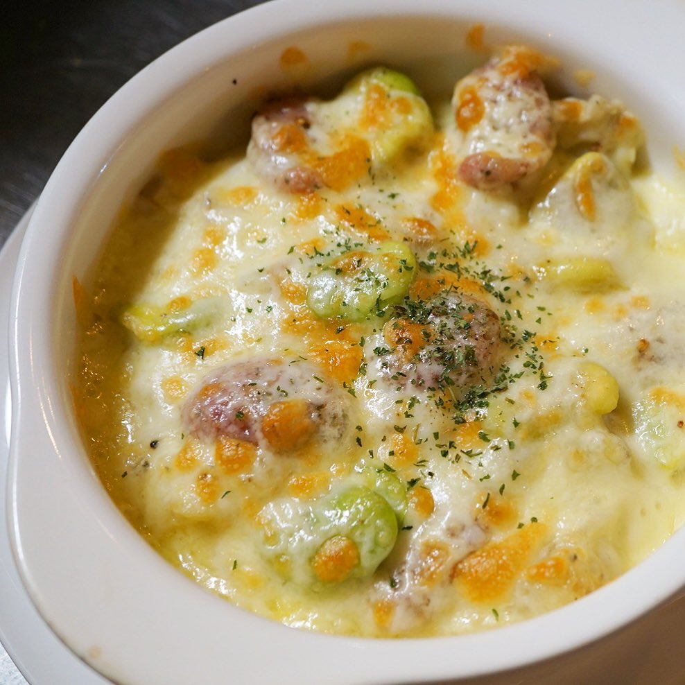 春のグラタンシリーズ！
新じゃがとそら豆、ハーブソーセージのグラタン。新じゃがはベシャメルソースで仕上げております、さっと茹でしたそら豆と、ハーブソーセージの爽やかな風味、春の苦味と旨味が一堂に会したヨロコビのグラタンです。チーズたっぷりでどうぞー（麻）