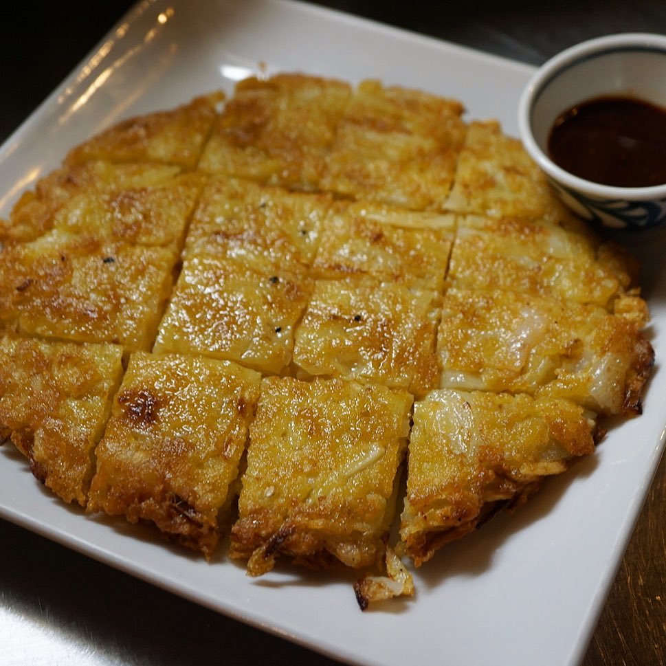 そしてなんだかんだ今週も〆のメニューは「新じゃがとエビのチヂミ」！多いようなら残った分をお持ち帰りもいただけますし、迷うくらいなら注文しちゃえ！作戦がおススメです！自家製コチュジャンたれがまた旨い！ぜひっ！（お）