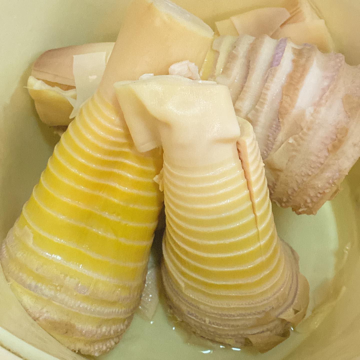 大家さんである八百屋のヒロヤショップさんに、取り置きをお願いしておいた筍！　立派なのを、取っておいてくださって、感謝です〜。休日出勤で届けてくださいました。きっと美味しく仕上げますよ！（麻）