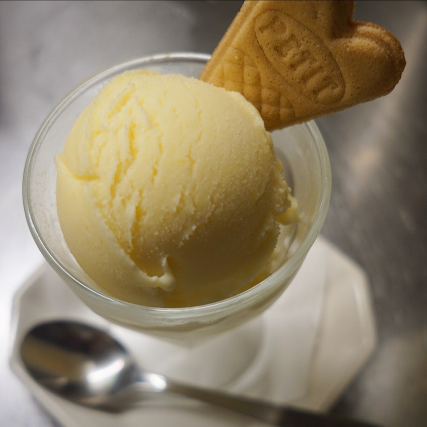 さてと先日から復活！の自家製アイスクリーム、第二弾は「ドライマンゴーのフローズンヨーグルト」！さっぱりヨーグルトに甘いマンゴーと風味がイイヨネ！食後はひんやりたべたいな（笑）（お）