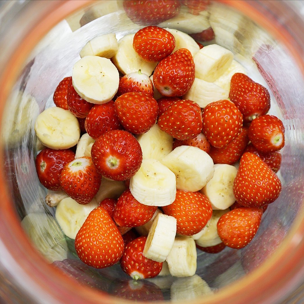 さてと営業再開前日仕込み、ドリンカー側はウメさんに今季最後かなぁ？いちごとバナナでミックスフルーツ酢を漬けてもらいました！いや、明日に向けてまた着々と〜（お）