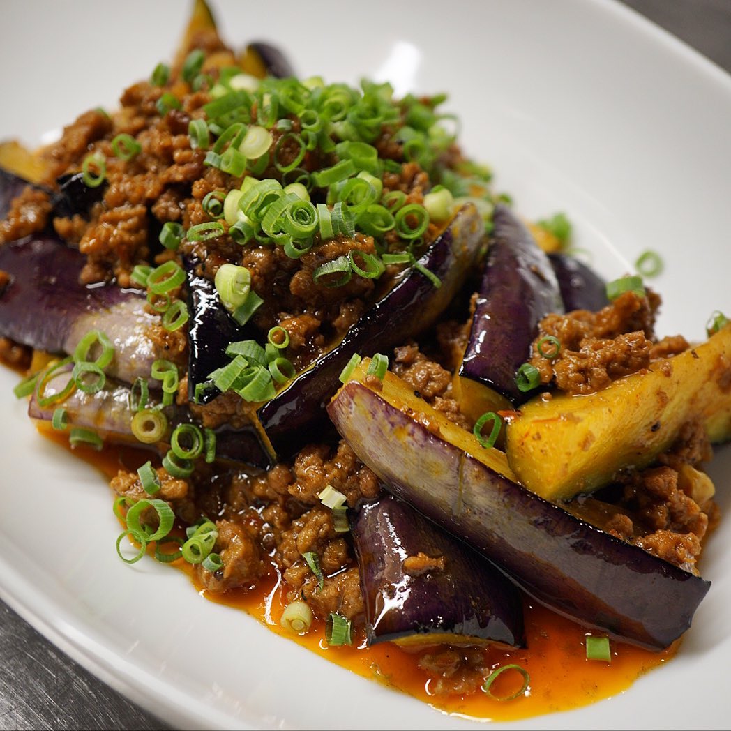 さてと金曜日の夜〜と、いや、開店からすぐにご来店のお客さん…しばしメニューを熟考後「麻婆茄子茄子は辛いですか？」と…いや、確かに辛いですけど、ビックリするほど辛くはない…あ！ごはんにのせたらちょうどいいです！なんてアドバイスになってんだか？なってないんだか？（苦笑…スミマセン）ま、しかし麻婆茄子、ご注文いただきまして、あとはたべてみていただくだけであります！おいしいよ！（笑）（お）