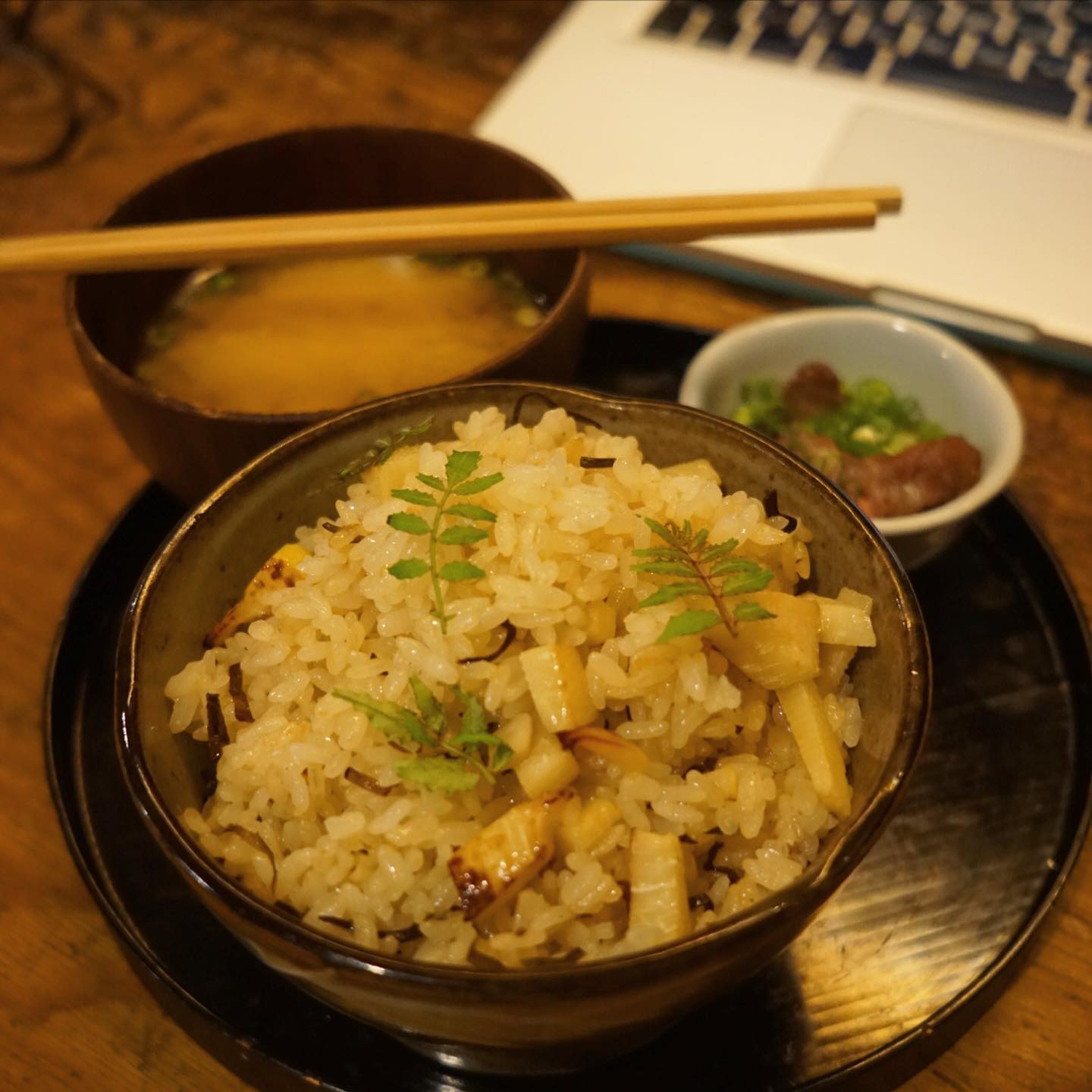 はい、春のたけのこチャーハンの季節が終わりました〜！ありがとうございました最後に残った筍で、スタッフにも賄いチャーハンを食べさせてあげることができました！
元々人気メニューではありましたがら今年はさらに輪をかけて人気がすごかったです…ミヤザキの腕はまた一回り太く鍛えられたような気がします！　さよならたけのこ、また来年！
来週のリトスタはひさびさのチヂミ！の予定です。これまた絶対的ファンの方の多い一品なのですよ。ワタシも大好き。ぜひぜひ！（麻）