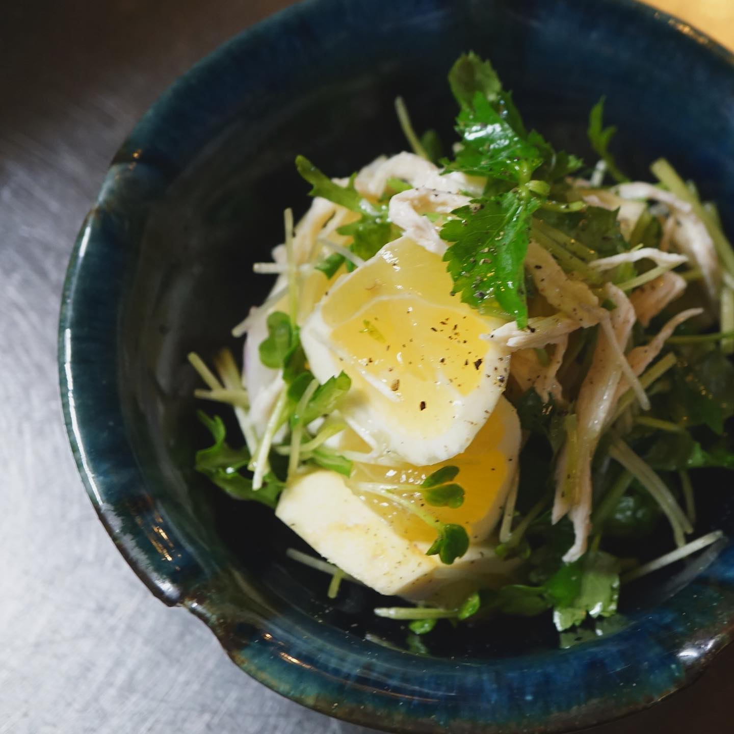 はい、今週はチヂミだよ！と予告いたしましたが、もちろん他にも色々ご用意しております！　今週の小夏は蒸し鶏と合わせて「蒸し鶏と小夏の柚子マリネ」で爽やかに！　牛すじシリーズ⁈は、茂木商店さんの蒟蒻と大根とあわせて「牛すじと蒟蒻、大根の煮込み」。さらに大きくなってきた茄子が食べたいなぁとアジアつながりで「茄子と豚バラ肉のベトナム風蒸し」などご用意しておりますよ！今週もハリキッテいきましょう！（麻）