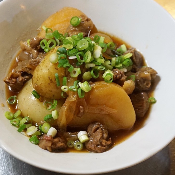 当店牛すじシリーズはこれが本命？？（笑）「牛すじと新じゃがの煮物」！いやいやシンプルな牛すじ肉じゃがってな感じですよと、でもやわらか〜い牛すじだからこそのおいしさですよねー！あぁ、ワタクシもたべたーい！（笑）（お）