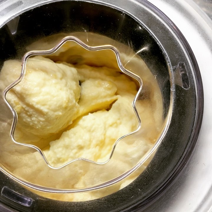 復活！当店自家製アイスクリーム！と今日も午後は当店アイス担当大臣のぬまっちが「ドライマンゴーのフローズンヨーグルト」の仕込みをしてくれてますよー！もうすぐ完成だよー！（笑…おいしそう！）（お）