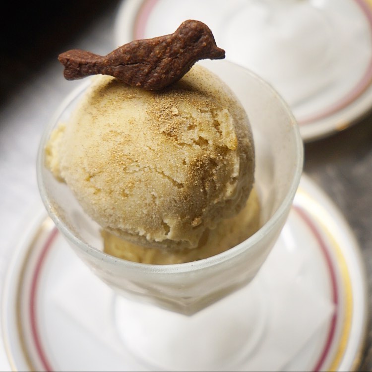 春のデザートいちごのババロアは終わっちゃったけど、久しぶりに当店スタッフはぬまっち謹製の「バナナカルダモンアイスクリーム」登場！カルダモンのさわやかな香りがバナナの風味と旨味によくあいますよー！（お）