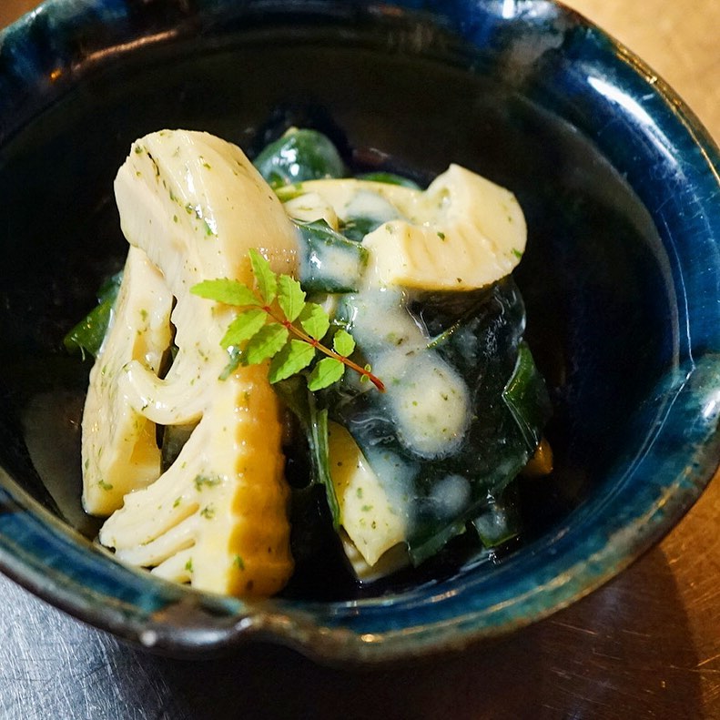 チャーハンばかりがたけのこじゃないもん！とさくっと前菜は「たけのことわかめの木の芽あえ」！たけのこ先っちょオイシイトコロに海の味覚は三陸産わかめ！ワタクシドモ夫婦自宅裏庭から摘んできた山椒の木の芽をすりおろして作った自家製木の芽味噌でさっくり和えて海山春のおいしさですよ〜！（お）