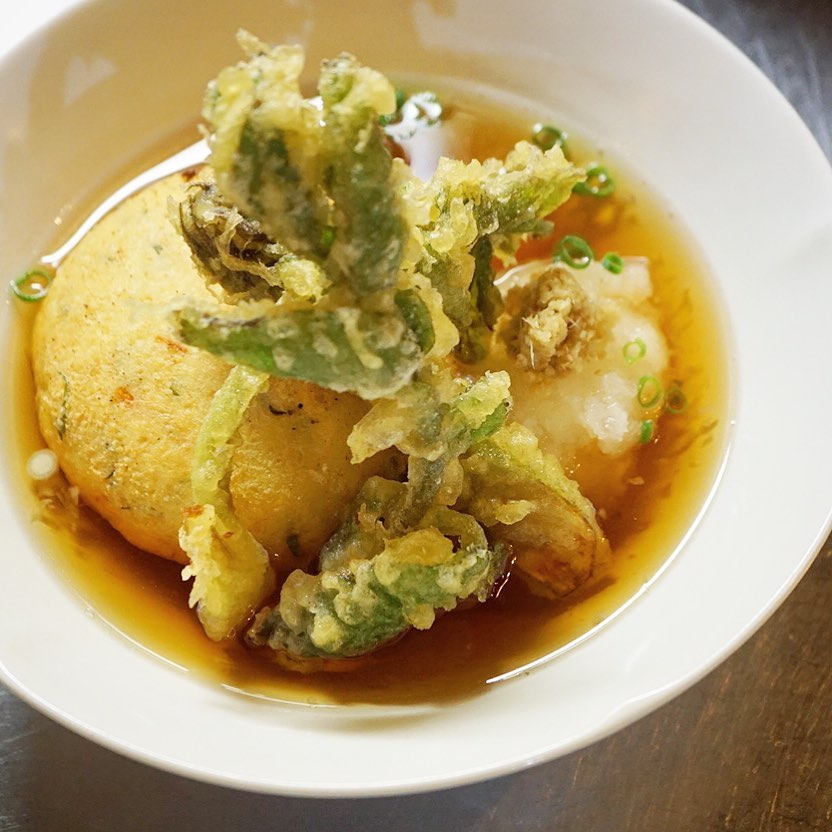 地味なメニューではあるけれど、夜の定番メニューだった頃もなんだかんだでファンの多かったよねと「揚げだしがんも」は季節の天ぷら・山うどの芽をあわせてやさしいお味は春の揚げだし！（お）