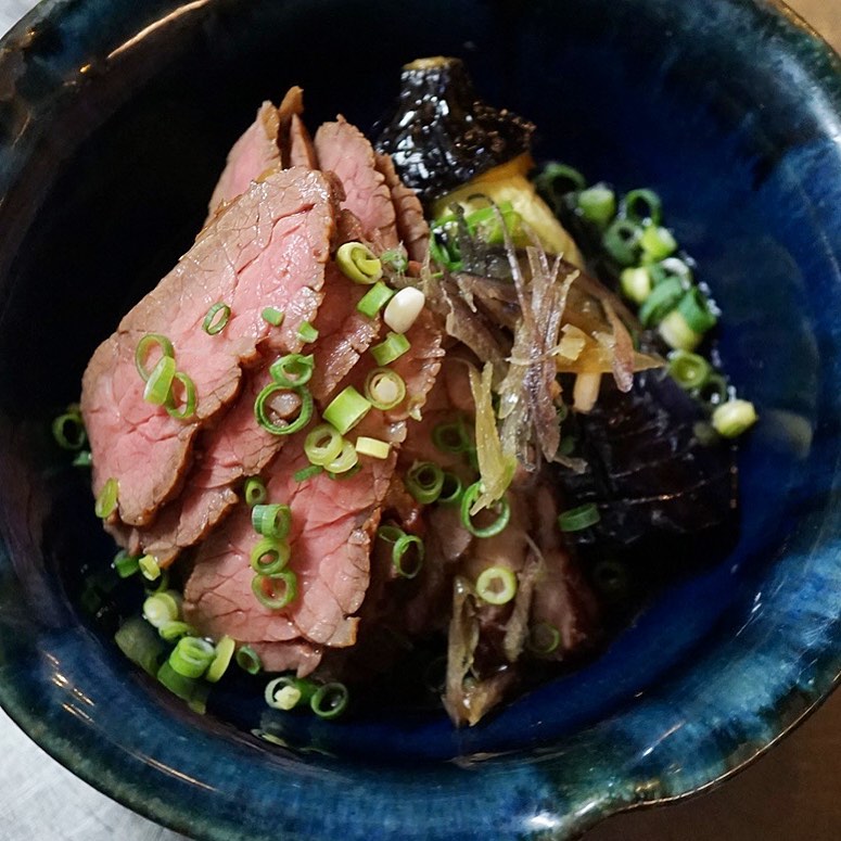 お肉だったら「牛のたたきと揚げ茄子の柚香漬け」！じゅうっと焼き色つけて焼いた牛肉の旨味いっぱいのたたきに、さっと揚げした茄子をあわせたら、柚子果汁で作った自家製柚香だれでさっぱりいただきます！（お）