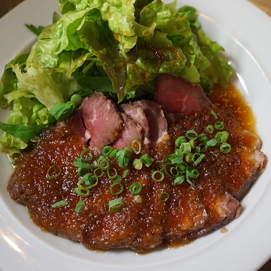 お肉メニューだったらなんと言っても超人気の「和風ローストビーフ」！ワタクシなんてたとえお肉がひとつもなくても、タレだけでも十分満足できる一品！と（笑）…ってそれじゃビーフじゃないじゃんか！みなさんはぜひお肉をねー！（お）