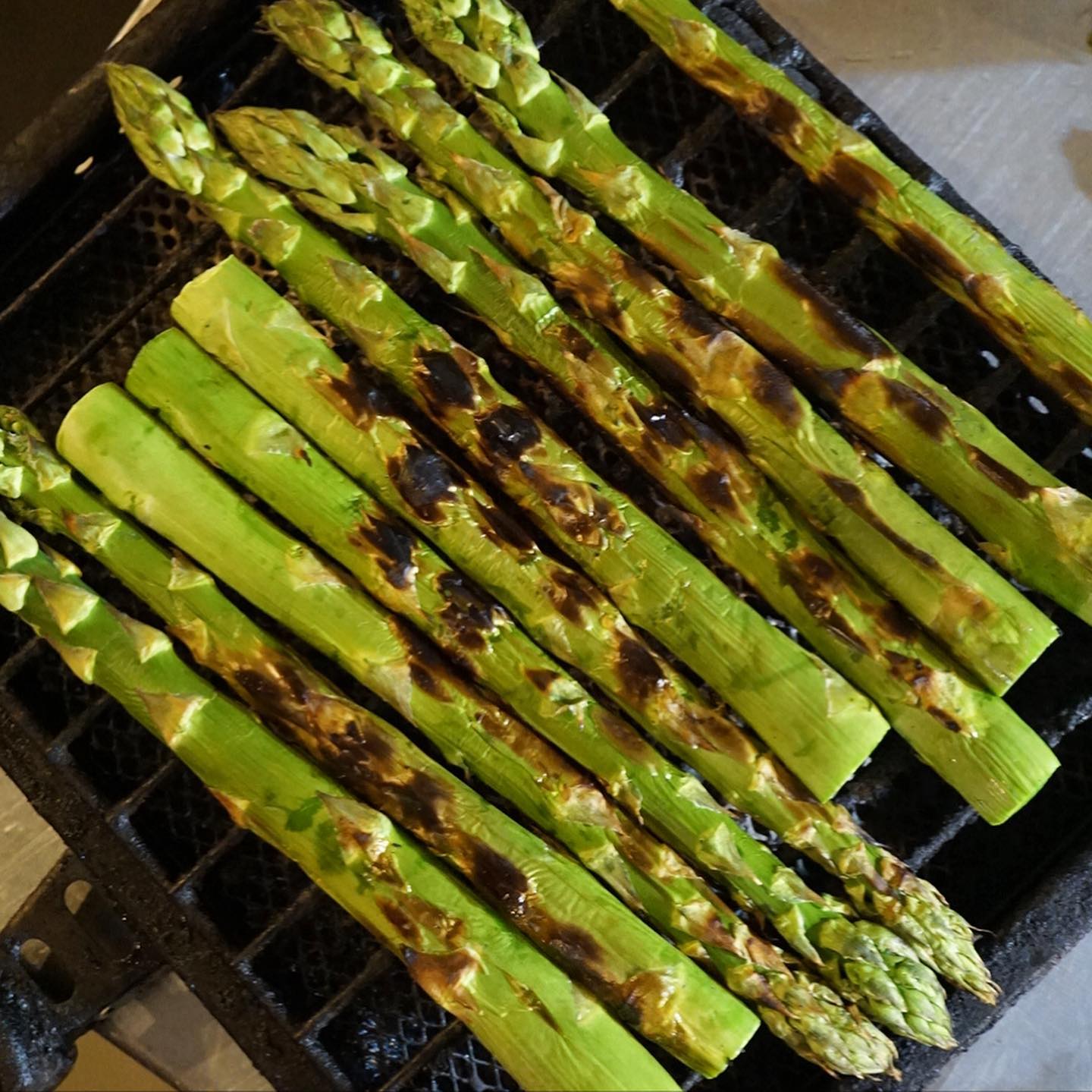 網でこんがり焼いたぷりぷりアスパラ！と、いやこのまんまでもさぞかしおいしかろうなぁとは思うけど（笑）、ここは季節の白あえ「焼きアスパラときぬさやの白あえ」で！しっとりなめらかごまの風味の白あえですよー！（お）