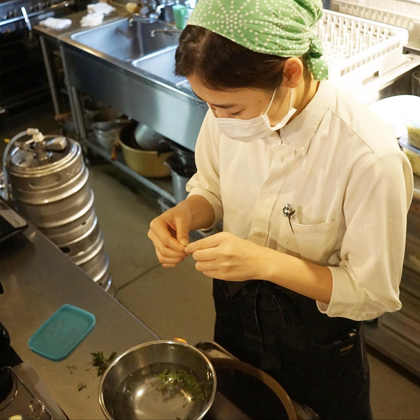 さてと周年記念ウィークもなんだかんだのんびりスタート木曜日の夜〜と、いや、のんびりついでに大学生スタッフのハルカに与えられた重要な任務は先日定休日にワタクシドモオーナー夫婦がようやく収穫した自宅裏庭の山椒の実のヘタというか小枝を取り除くと言った、ある意味当店的最も地味〜な仕事ではあるが、しっかり頼んだぞー！（苦笑）（お）