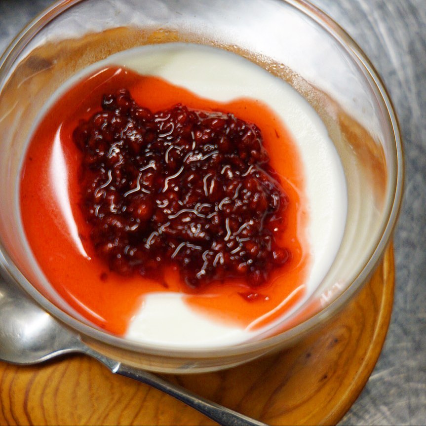 さてと大好評の店長ミヤザキ謹製のレアチーズケーキ！今日からトッピングが三鷹産の木いちご（ラズベリー）にチェンジ！味も色味もホントにすてき！よろしければぜひ〜！（お）