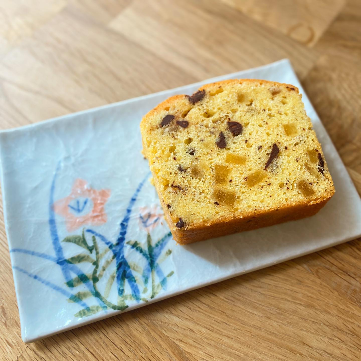 ひっそり始めてます店長ミヤザキのデザートシリーズ。自家製の文旦ピールとチョコチップの、ほろ苦甘いパウンドケーキ、お出ししております！　文旦は高知・森田農園直送の無農薬。お店で程よい甘さに仕上げた文旦ピールです。
パウンドケーキは盟友こいけ菓子店のフカザワから直伝！しかしそのまま出すのでは女が廃る⁈ミヤザキらしさをプラスしていきたい…と試行錯誤しましたよ。
バターの半量を発酵バターにすることで香りとコクに個性を、そしてやや空気を含ませて食感を軽めに、けれど控えめな甘さと香ばしさはそのままに…フカザワとミヤザキの個性を融合できたかな〜？（麻）