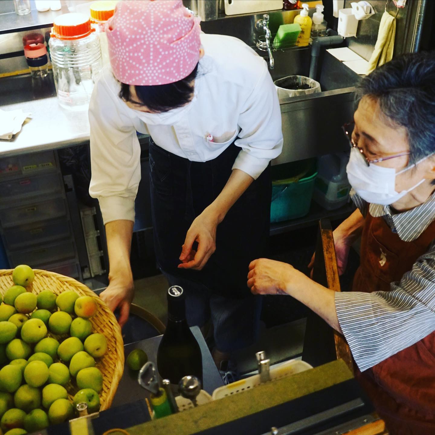 さてと今年は久しぶりに梅酒を漬けましょうか！と大家さんでもあるヒロヤショッフさんに梅の実を注文しておいたのを今日届けてもらったら、梅酒漬けの大先輩はヒロヤショッフのお母さんがあれこれアドバイスをいただき、もうまるっとするっとそうすることに（笑）。
いのっちにはお母さんから教えてもらった「段ボールを留める金属」を使って梅のヘタを取ってもらったりしつつ…さてさて今年の梅酒もおいしくなぁれおいしくなぁれと、お出しできるのはいつになるかしら〜（ビンテージものがまだあるからなぁ…笑）（お）