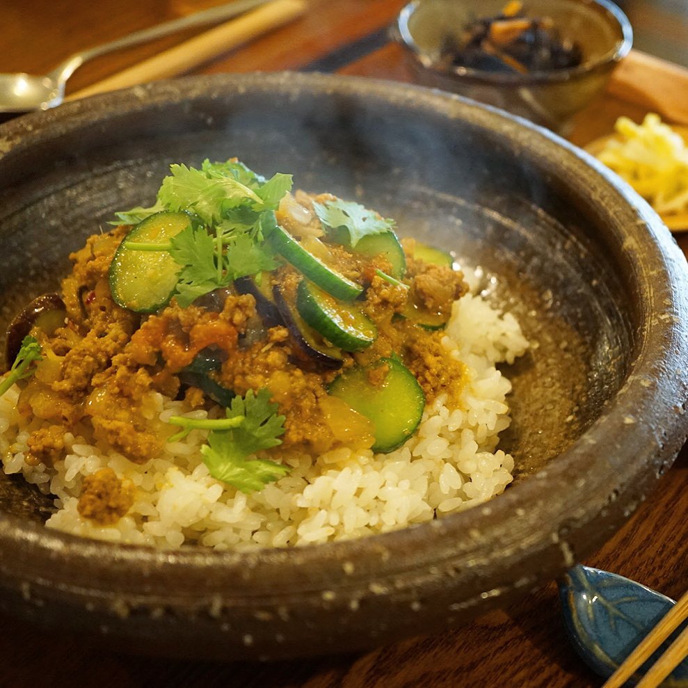 さてと実は本日木曜日のランチでお昼初登場！「茄子ときゅうりのフレッシュキーマカレー」…しっかり旨味のキーマカレーに塩もみした茄子ときゅうりのフレッシュな食感がまた夏のおいしさ！いや遅番スタッフのいのっちがわざわざたべに来たくらいよ！と（笑）暑くなる予報ですよの今週末…売切御免は早いもん勝ち？？ぜひ〜！（お）