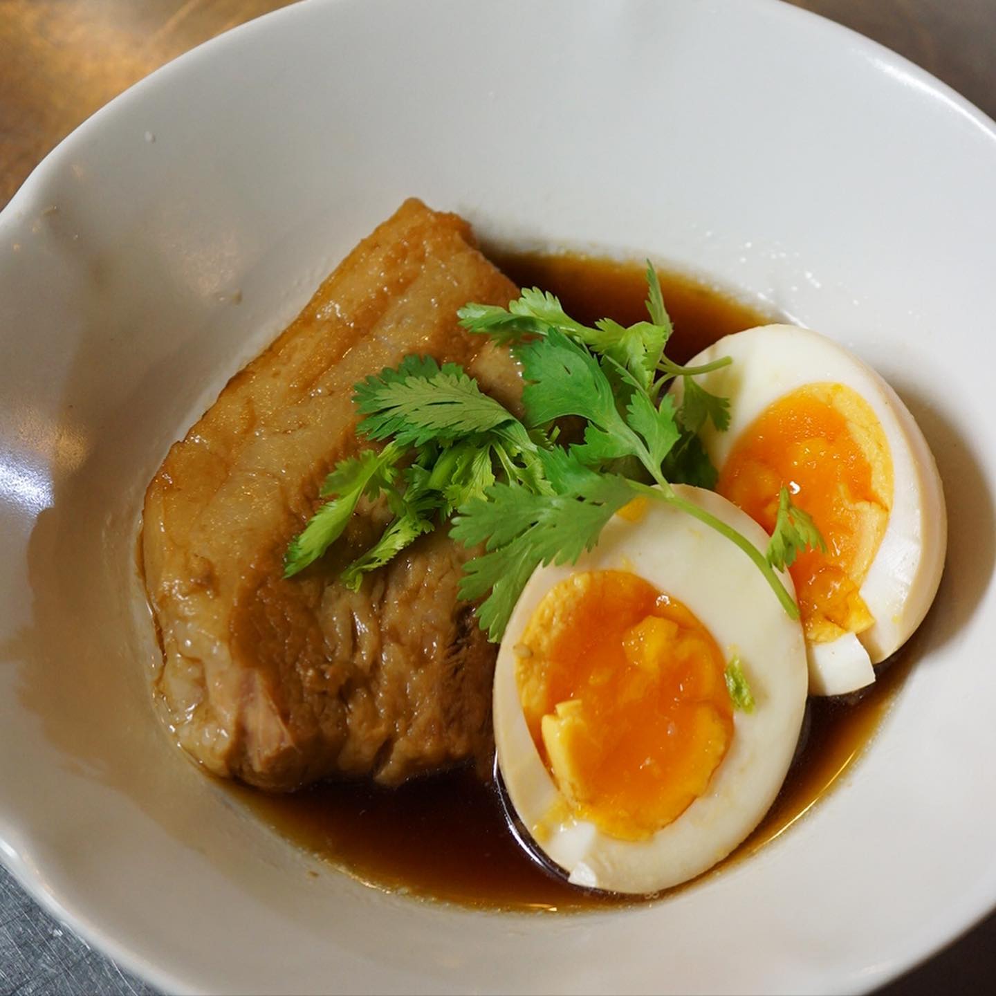 さて、先週のほんのり中華特集から、今週はベトナム・タイ方面へ向かいますよー。
ベトナム風角煮は煮卵つきで！　　そしてみんな大好き、フォー・ガー！　じっくりコトコト煮出した鶏のスープのシンプルな美味しさをぜひ。
ベトナムには2回旅行しましたが、何を食べても美味しかったなあ。（麻）