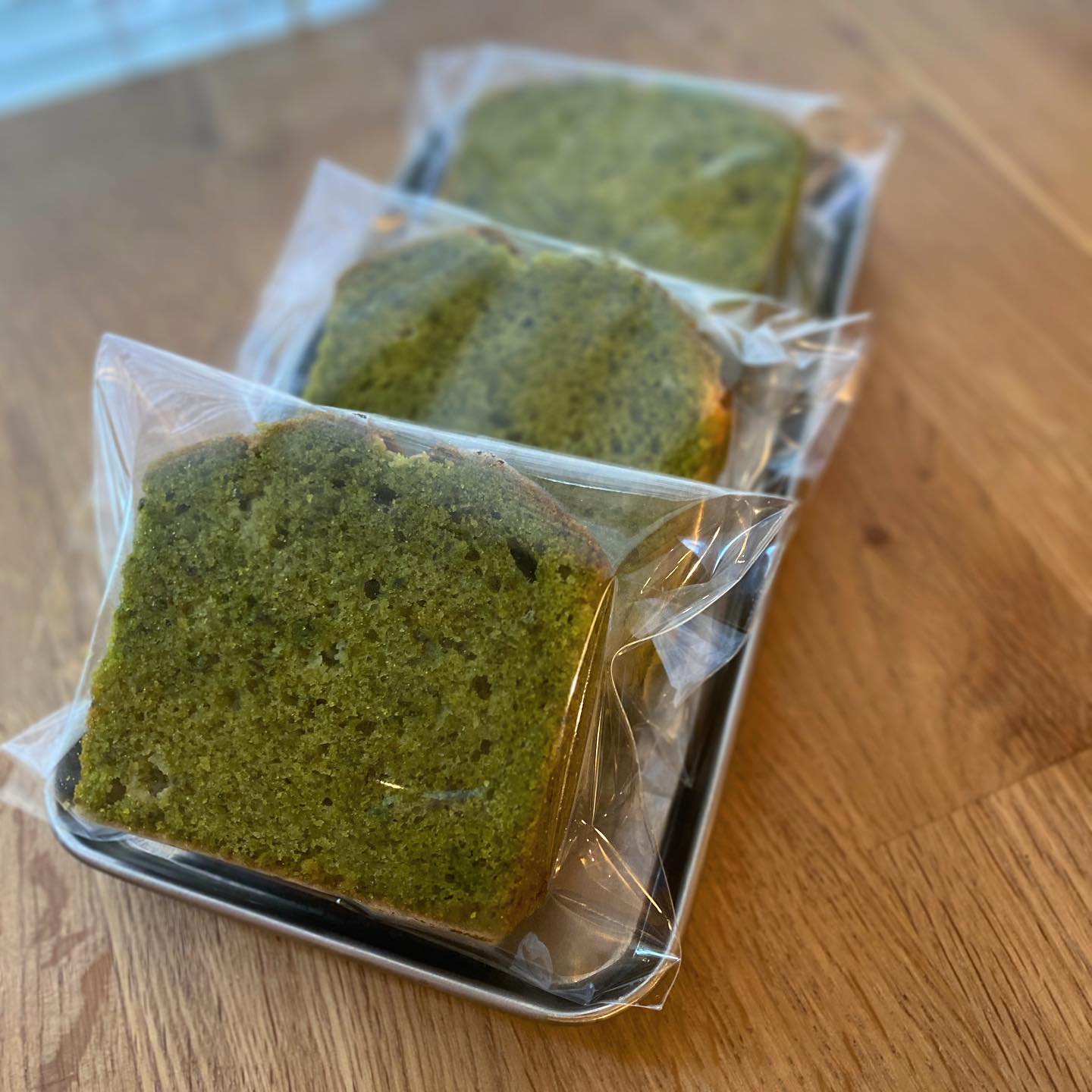 さて、今週はパウンドケーキも切り替わりました〜。「抹茶と新茶とホワイトチョコ」です。飲んでも美味しいクオリティの静岡の抹茶に、ウメさんと旦那さんが差し入れてくれた佐山の新茶を合わせて、お茶の香り豊かな生地に。ホワイトチョコで甘味とコクを加えました。リトスタきっての抹茶好きミナミちゃんとナベさんも美味しいと言ってくれて一安心の店長です〜（麻）