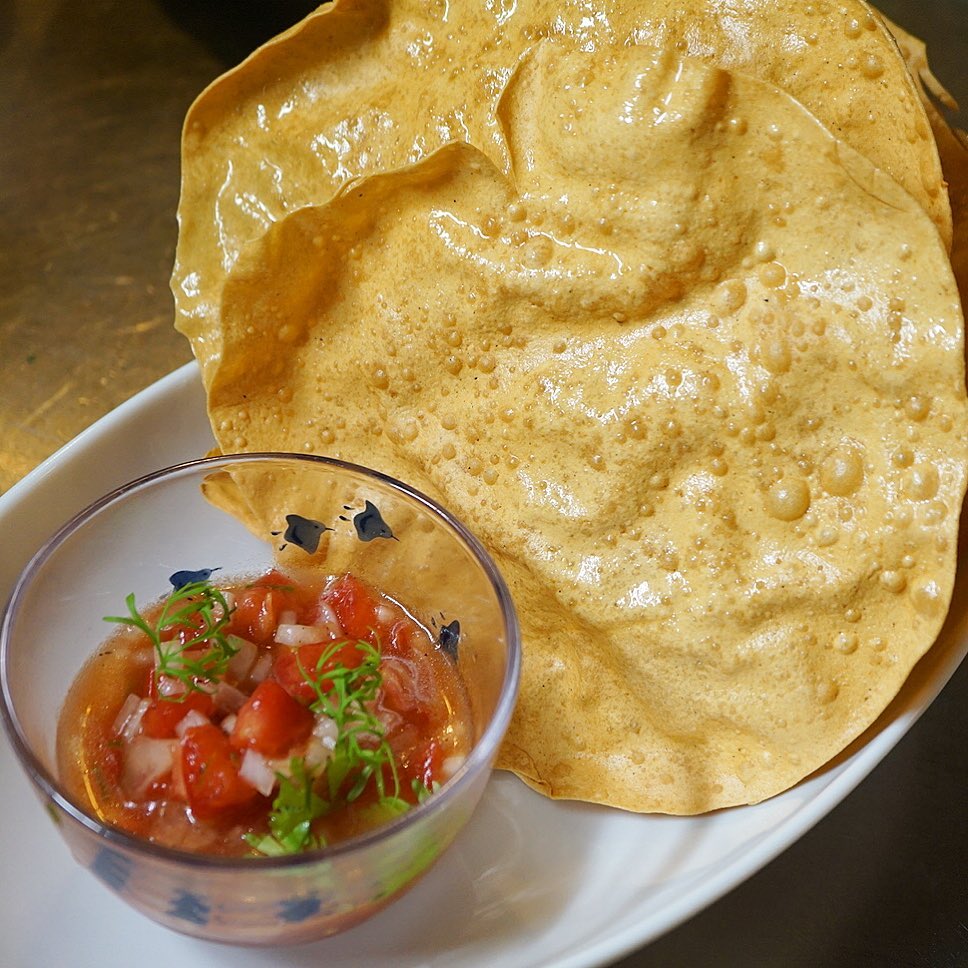 な、なんだコリャ？といや久しぶりの登場は「マサラパパド」！からり揚げたてパリパリはひよこ豆の粉で作ったスナック（パパド）に、ピリリと辛いくてスパイシーな具をのっけてさくさくいただきますよ！ビールのおとも！
以前はパパドに具をのってけお出ししてましたが、水分でふにゃって来ちゃうので今回から別添えセルフ方式になりました！と、ソコントコよろしくねー！（お）