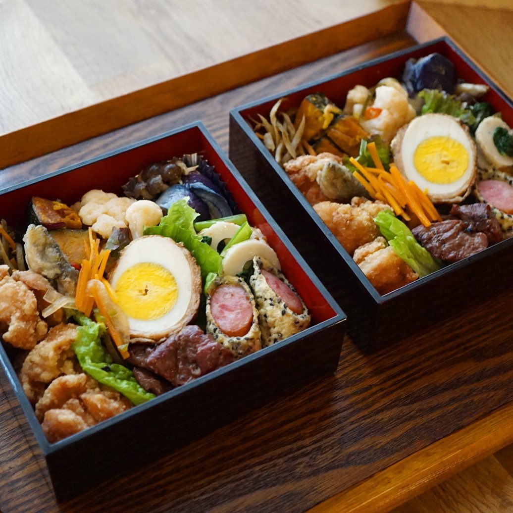 先日の結婚式ごちそう御膳に続きまして、スタッフのシンコさんの旦那さんお誕生日により、4歳のお子さんも一緒に食べられるごちそうちょこもり！お作りしました〜。テーブルにそのままハイ！って出せるように、というリクエストなので、持参のお重におひとりさまずつ、ちょこもりました。お重に詰めるのって難しいけど楽しい仕事。そこに小宇宙があるわけですよ（麻）