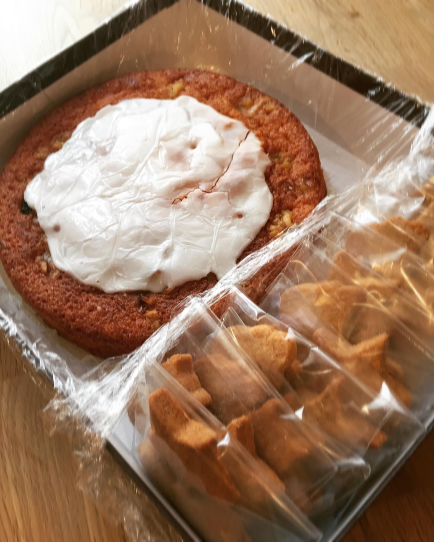 先日残念ながら閉店されたこいけ菓子店さんから、18周年お祝いのキャロットケーキとクッキーをいただきました。
もう食べられない、、と思っていたのでとっても嬉しい！けいこさん、いつもお祝いとお気持ちありがとうございます。大事に味わいます（うめ）