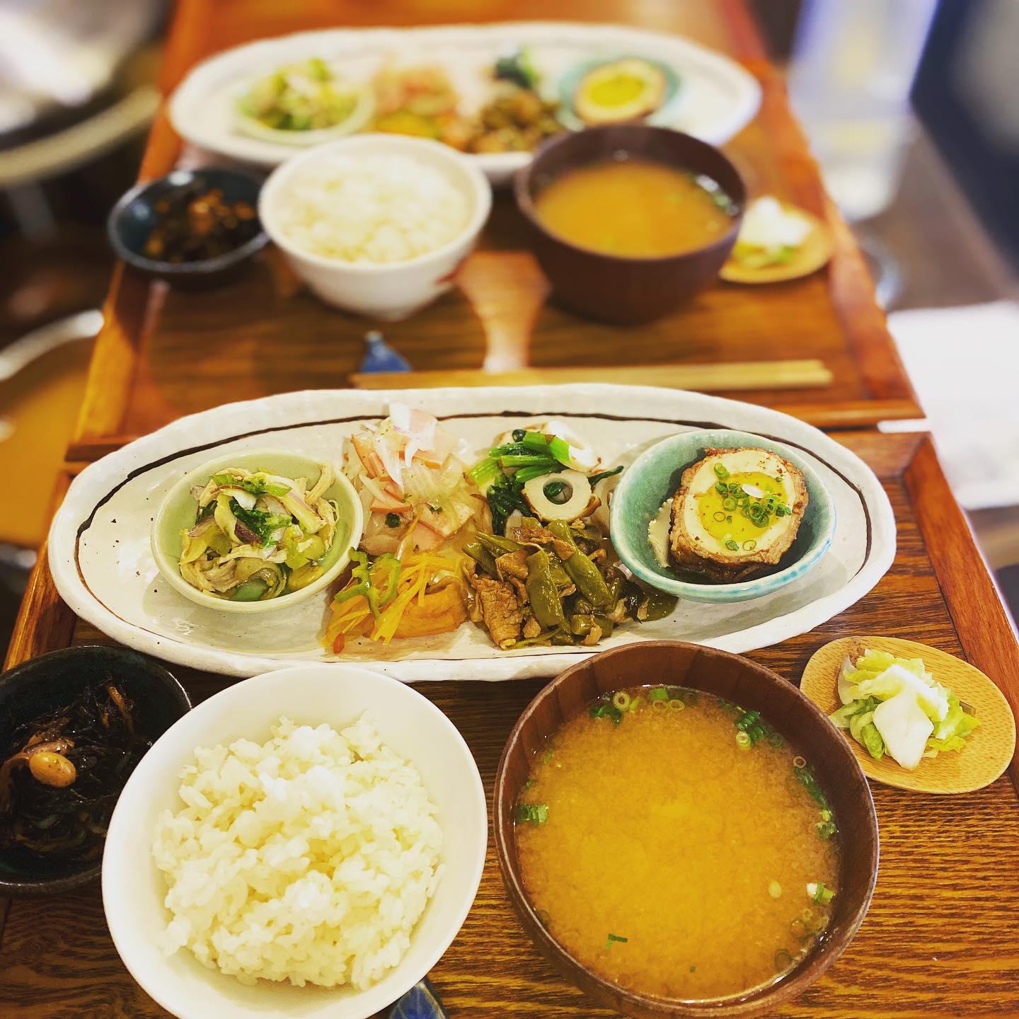 太陽の照りつける今日みたいな日も、ちょこもり定食は元気いっぱい食べられるんじゃないかと思いまーす！　ワタクシも困った時は迷わずコレ。良いごはんは良いカラダを作りますよー。思い切って食べに来てくださいね♪（麻）
