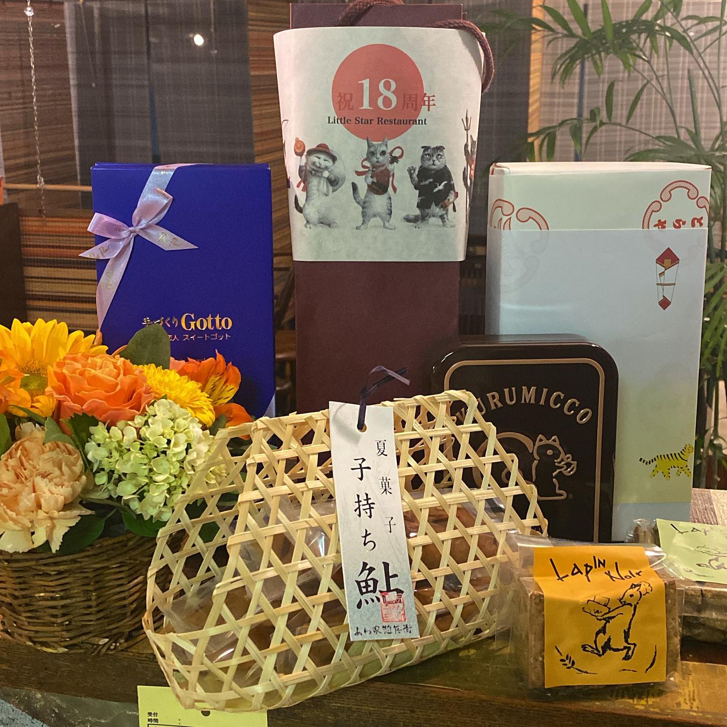 数々のお祝い、ありがとうございます！食いしん坊のお客様たちからいただくものは、まず間違いなく美味しい本当に感謝しかないです。19年目も頑張っていきますよ！（麻）