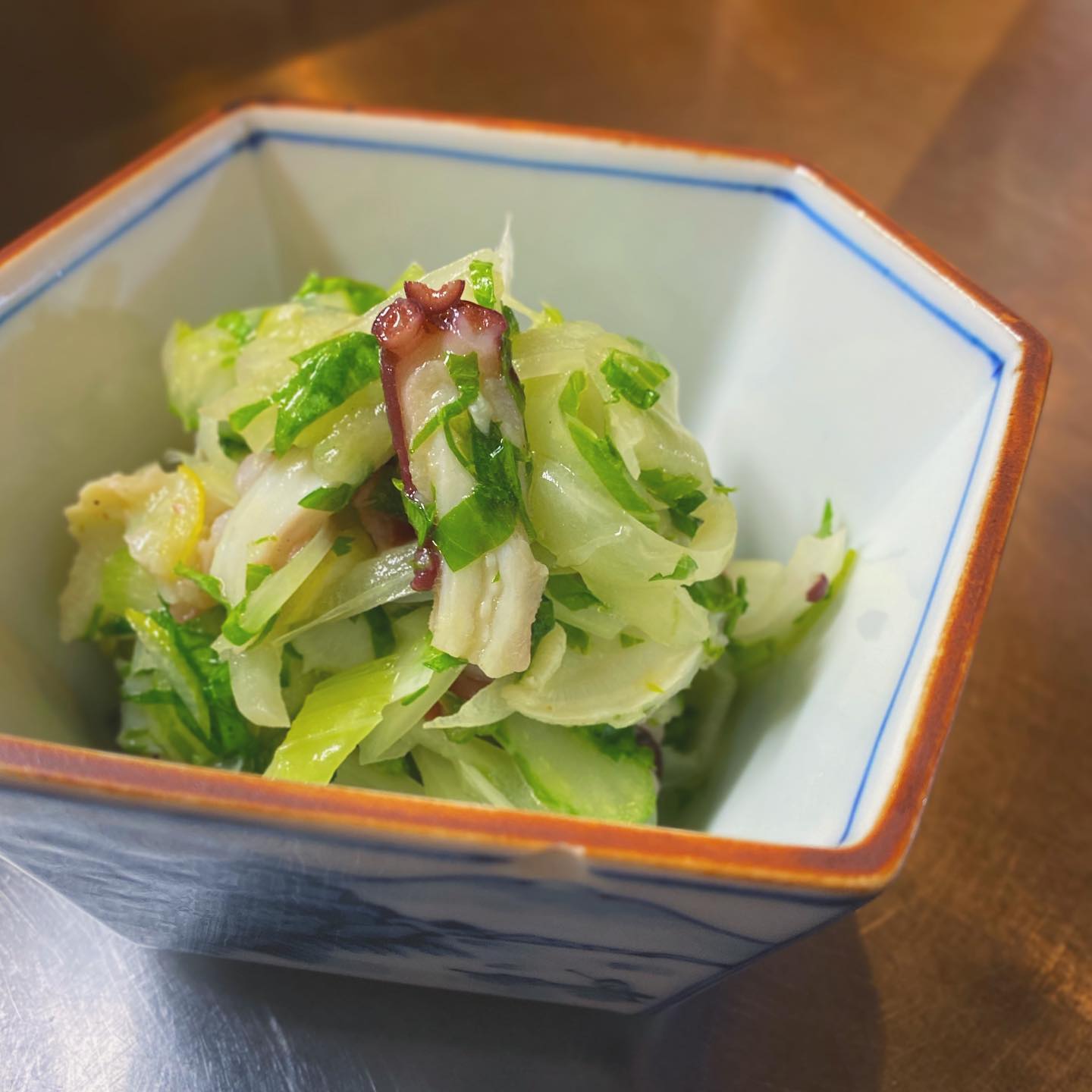 今週はスパイシーな感じ？！　夏至は過ぎましたが、タコのメニューを。「タコとセロリ・青唐辛子のすだちマリネ」です。これ、すごくワタクシ（店長ミヤザキ）らしいメニューだなって思うんですよ。レシピなし、今の気分でどんどん好きな食材を合わせて作ったマリネは、言うなれば和風セビチェ。青唐辛子の辛さは爽やかに後からくる。セロリはシャキシャキ、すだちは香りたち、ほのかな苦味を残す。異国風にはじまって、和風な印象に終わる複雑な旨味、ぜひ味わっていただきたいです〜（麻）