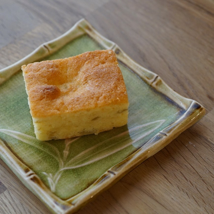 突発的ゲリラ的店長の気まぐれおやつができております！「梅の実とサワークリームの小さなケーキ」です。試作用に仕入れて余らせていたサワークリームがあったので、ケーキの中に梅の実とサワークリームをポトンポトンと落としてケーキにしました。酸味と控えめな甘味のコントラストが爽やかなケーキ。当店パウンドケーキのレギュラーサイズより小さくて、ハーフサイズより大きなサイズ。数量限定でよろしくお願いします（麻）