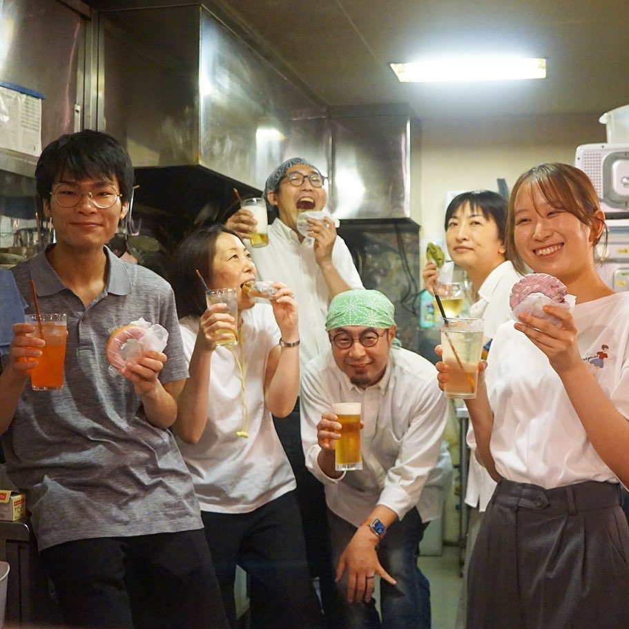 さてと周年記念の6月はおかげさまで大忙し続きで、ようやくホッとしつつ定休日（笑）、いや、先週末は元スタッフのはまちゃんが家族でご来店、ドーナツを差し入れてくれて仕事上がりはみんなでいただきましょう！
と、この日は当店初の男子スタッフのヤスくんに新パダワンはそのヤスくんの同級生、うちがオープンした頃生まれた二人はこの春から大学生と、いや、なんだかちょっと感慨深いね（笑）。
あぁ、でもなんだかこんな風に新しい風も吹いて…リトスタセカンドジェネレーションもはじまってるのかしらーなんてちょっと楽しみな気もしております定休日（笑）…若いスタッフもベテランも、もちろんワタクシドモオーナー夫婦もみんなでチカラをあわせてまいりましょう！（お）