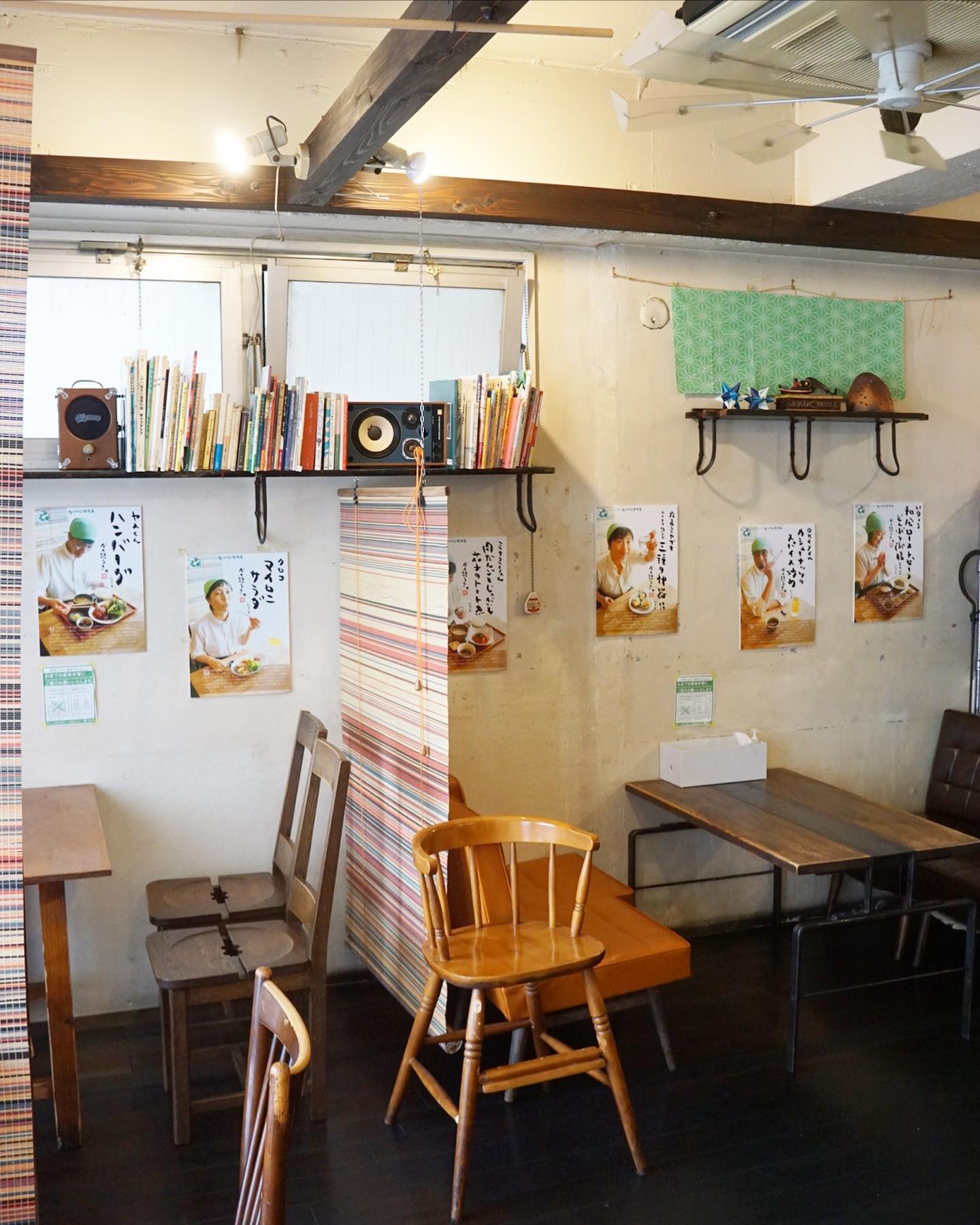 さてと毎年恒例は今年も開店記念日の6月1日からスタートは19年目の当店スタッフメンバー紹介も兼ねたポスター展！
いや、去年の3人合成写真は店長ミヤザキのスタッフ紹介コピーもあわせてが評判がヨカッタので、今回はスタッフが思い入れのあるリトスタメニューをご紹介しつつ、それぞれの人柄なんかを感じてもらえたらなぁなんて趣向にしてみたんだけれど、さてとどうでしょうね？（笑）
と、今年も店内ホール壁面はもちろん、カウンターにトイレ内にはアウトテイクスも含めて思う存分展示しましたのでご来店は店内でもお楽しみ下さいね！

そしてもちろんこちらでもこれから一人ずつご紹介しますよ！（お）