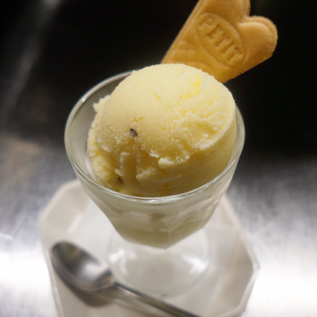 いやいやこうも暑けりゃそりゃもうアイスがイイじゃない！と（笑）今週はお久しぶりの「パイナップルフローズンヨーグルト」！登場！
いや、ワタクシがパイナップル好きなもんで（笑）お願いして作ってもらったんですけど…以前お出しした時もずいぶんと評判がよかったらしく、えぇ、もちろん今回もすこぶるおいしいですよーと、ひんやり〆のデザートはアイスもおすすめー！（お）